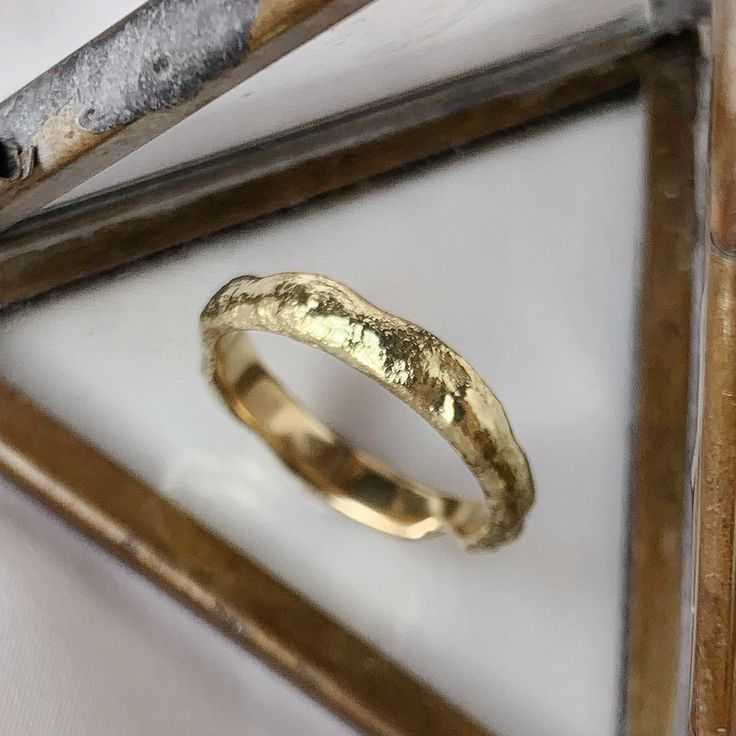 “Aged” 18cy recycled gold wedding ring